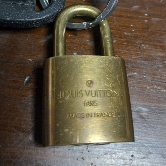 Louis Vuitton lock and key - Picture 2 of 2